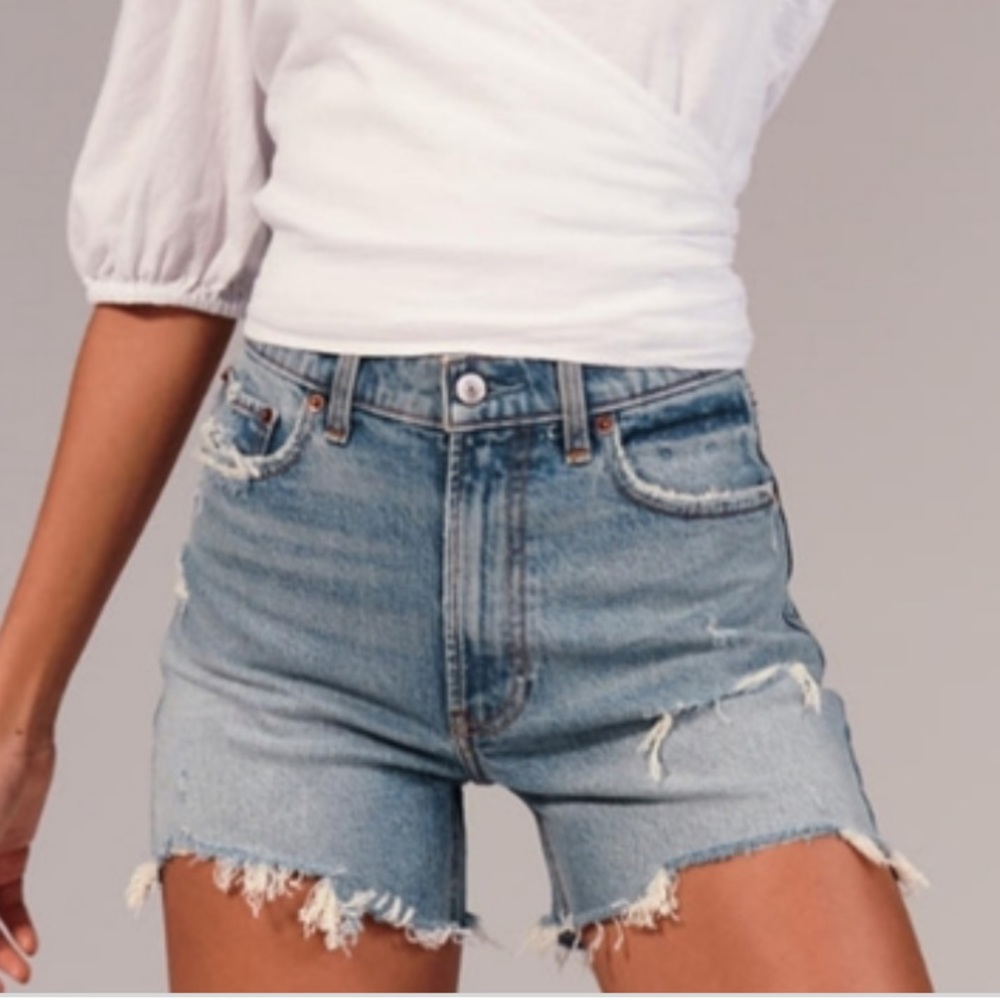 Abercrombie high rise 4in mom shorts (light wash)